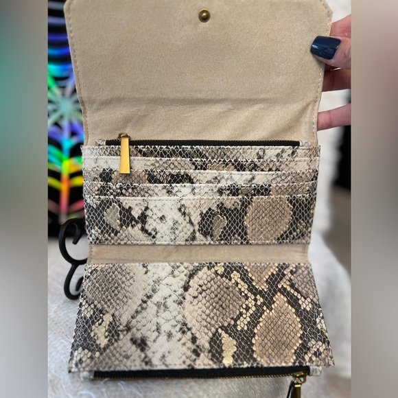 🐍🖤NWT-STEVE MADDEN SNAKESKIN METALLIC BEAUTIFUL WALLET🐍🖤 - Picture 10 of 12